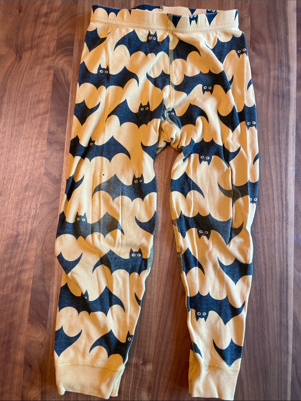 Hanna Andersson Yellow and Black Bat Print Pajama Set - Picture 7 of 7